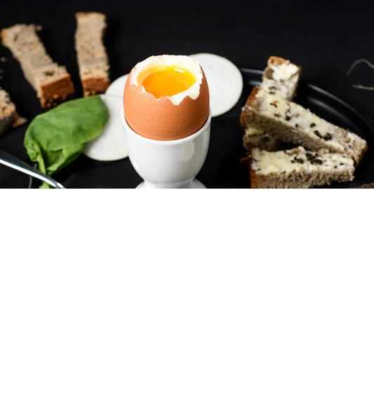 Zacht gekookt ei en met truffel gesmeerde broodreepjes