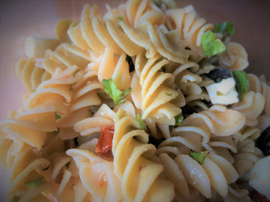 Pasta salade met gedroogde tomaat en geitenkaas