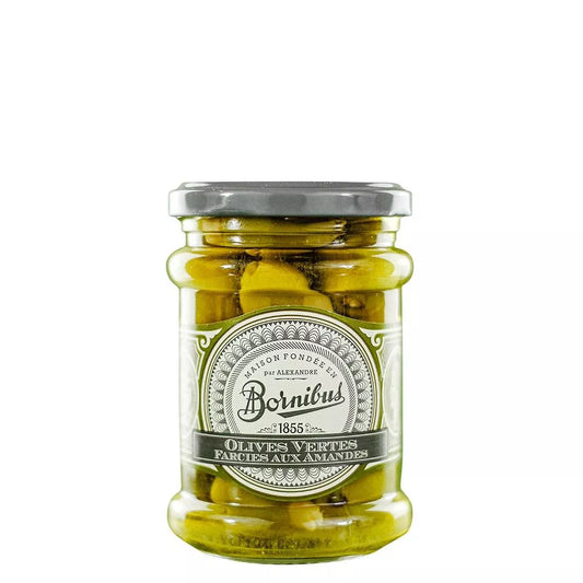 Groene olijven gevuld met amandelen